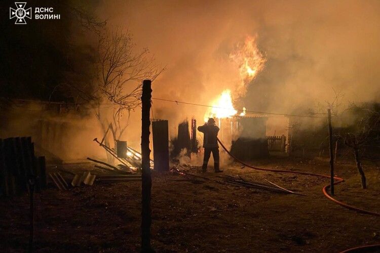 На Волині рятувальники ліквідували пожежу господарської споруди (Фото)