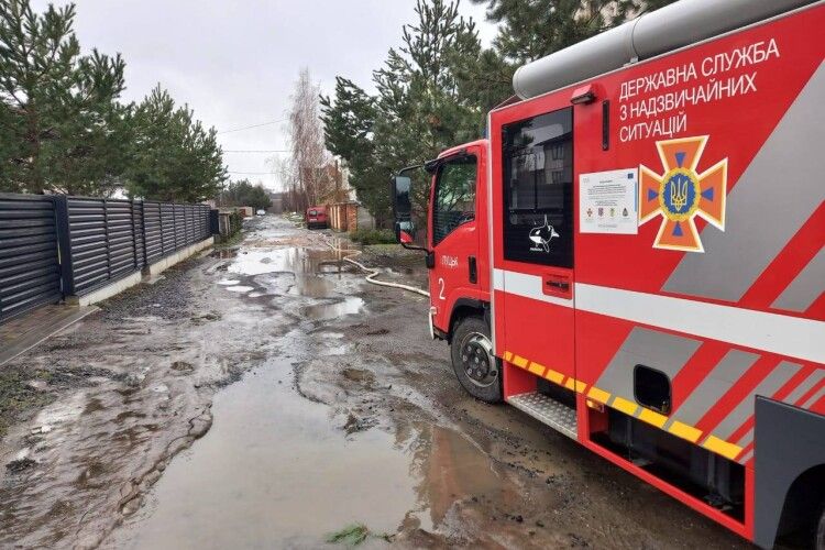 На Волині рятувальники продовжують відкачувати воду з приватних домоволодінь