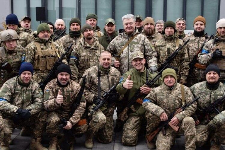 Одні з перших дали бій ворогу – Порошенко про подвиг бійців ТРО