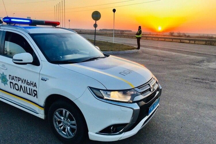 «У дружини інсульт»: волинські патрульні допомогли доставити жінку до лікарні (Відео)