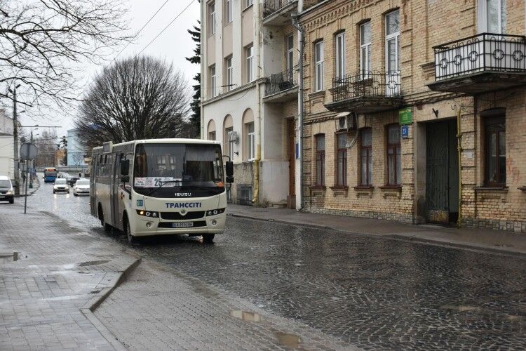 Вулицями Луцька почали курсувати нові низькопідлогові автобуси