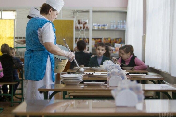 В Одесі у шкільній їдальні отруїлися 53 учні, 5 госпіталізовано