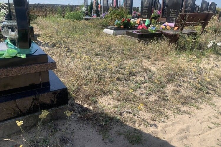 У громаді на Волині впорядкують хаос на новому кладовищі