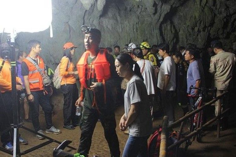 У Таїланді зник тренер та його футбольна команда