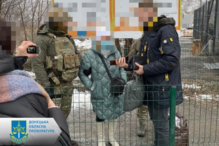 «Малювала» окупантам карти: на Донеччині затримали жінку, яка працювала на бойовиків