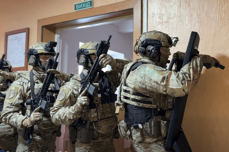 Автомати в коридорах ліцею: у Луцьку вчили, як діяти під час збройного нападу (Відео)