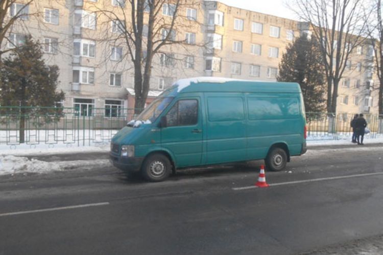 На Рівненщині під колеса буса потрапила 10-річна дівчинка