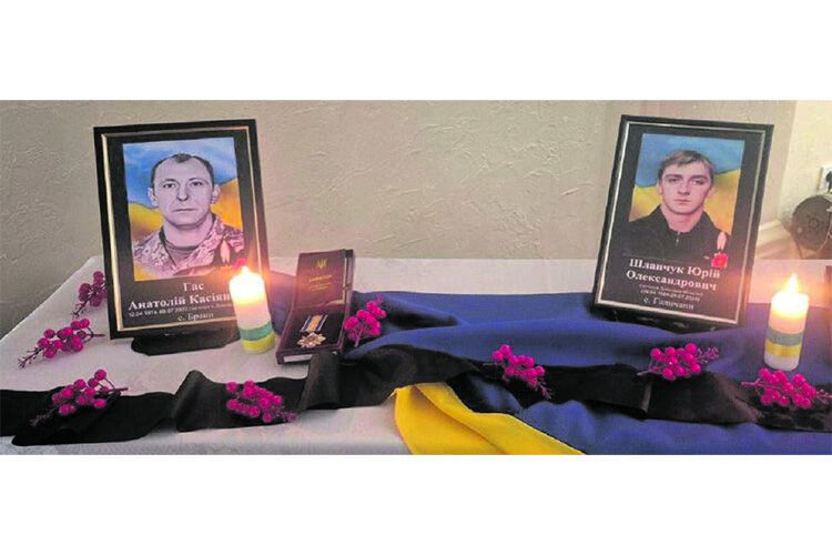 «Коляда в обіймах пам’яті»: у громаді на Волині мамі та дружині загиблих воїнів передали їхні нагороди (Фото)