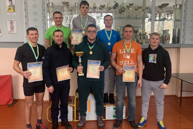 Рівненські рятувальники вибороли перше місце у змаганнях з гирьового спорту