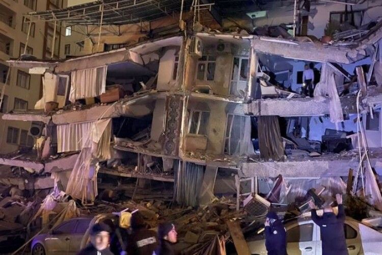 Завалилися будівлі, загинули майже 80 людей: у Туреччині під ранок стався потужний землетрус