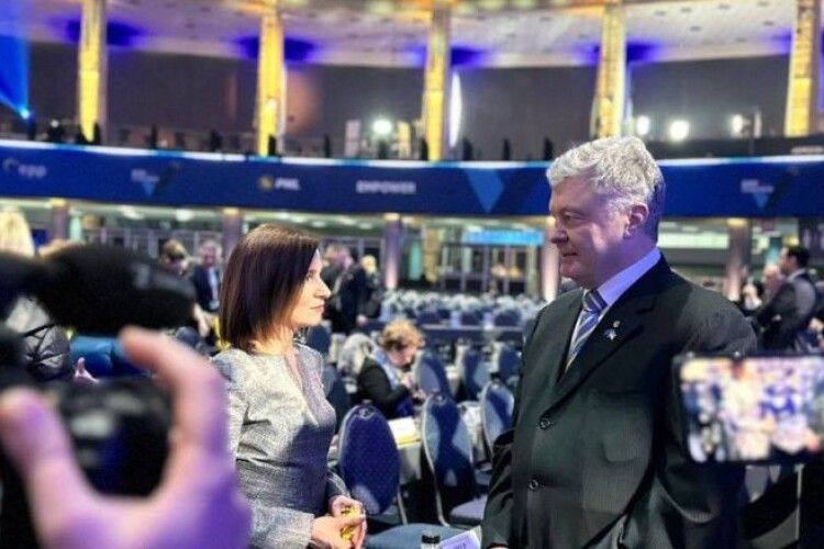 Порошенко привітав Санду з перемогою на виборах