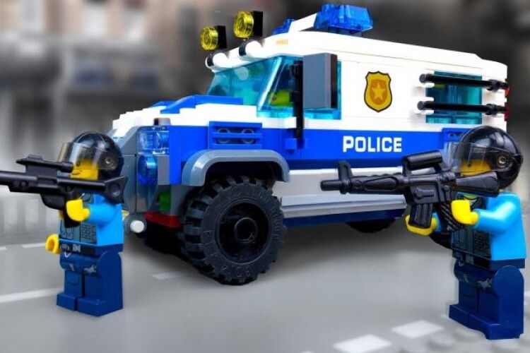 Через протести у США Lego не пропонуватиме купити фігурки іграшкових поліцейських