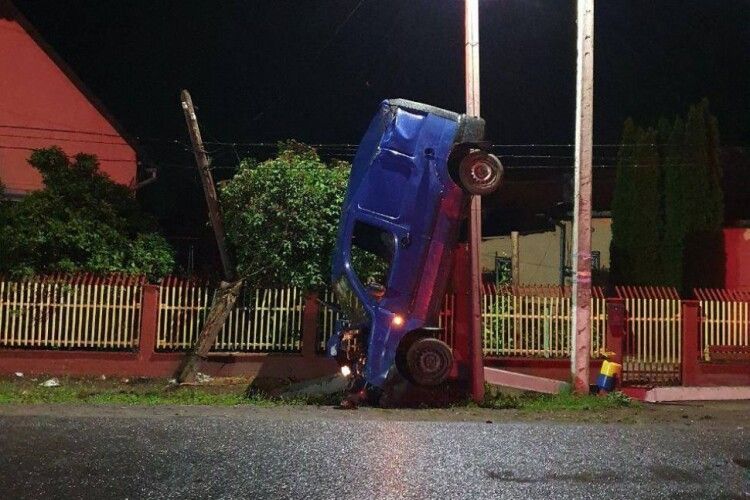 П'яний водій поставив машину на «ніс» (Фото)