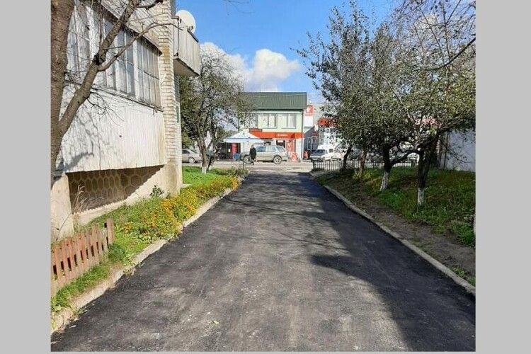 У Ратному відремонтували двір та під’їздні шляхи за 98 тисяч гривень