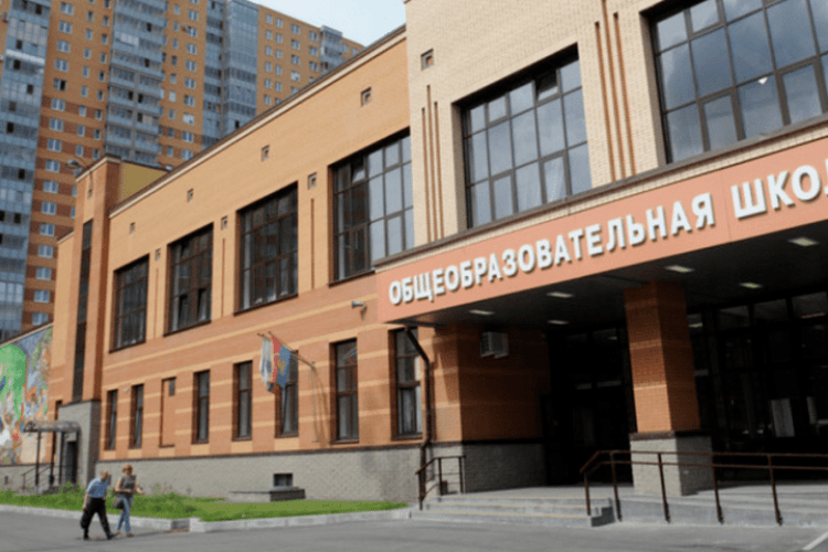 У Росії школярок відсторонили від уроків... за рожевий колір волосся