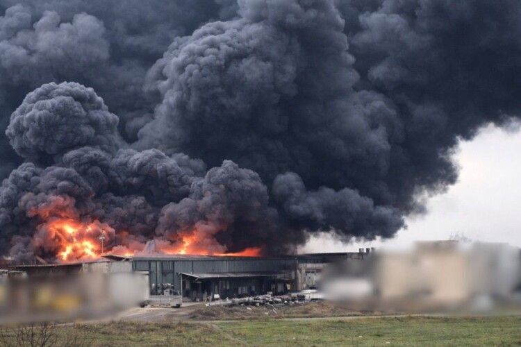 У Луцьку рашисти розбомбили логістичний центр мережі мінімаркетів «Сімі» 