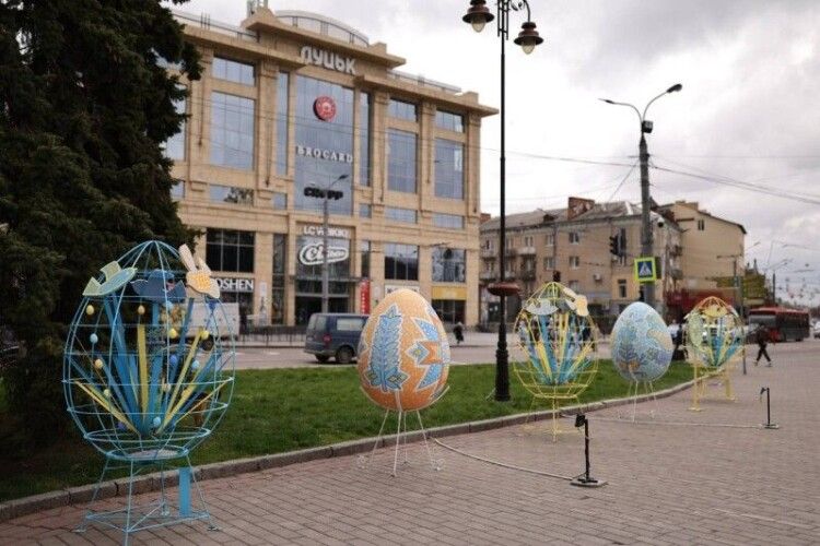 У Луцьку розгорнули Великодні мистецькі локації: що вони символізують (Фото)