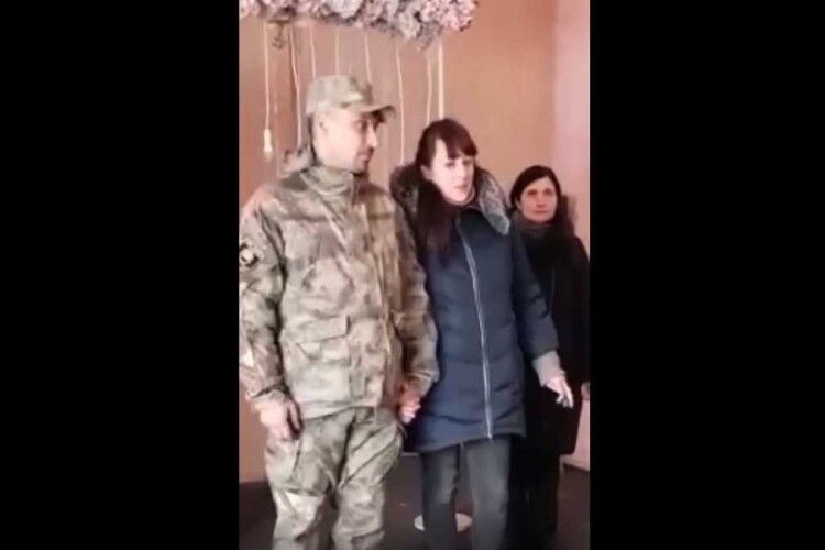 Любов і війна: У блокадному Маріуполі в бомбосховищі зіграли весілля (Відео)