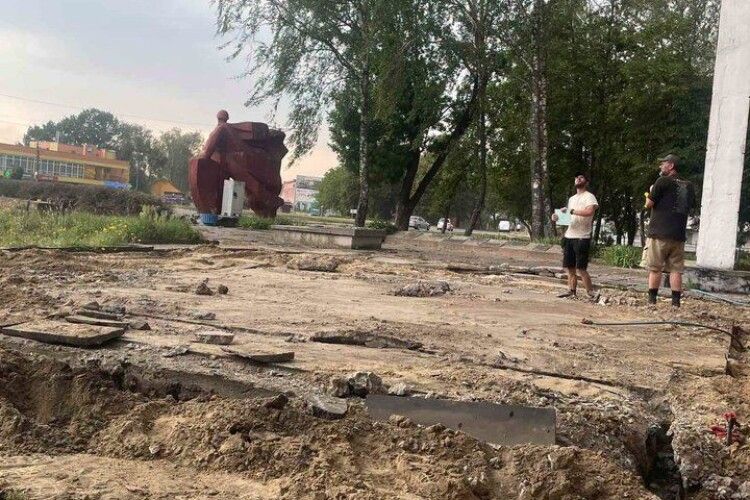 У громаді на Рівненщині розкопують Меморіал слави для перепоховання жертв війни