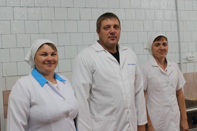 Багатодітний тато щодня готує для сотні малят, бо він – кухар у дитячому садку