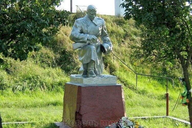 У громаді на Волині планують прибрати радянську символіку з чотирьох пам'ятників  