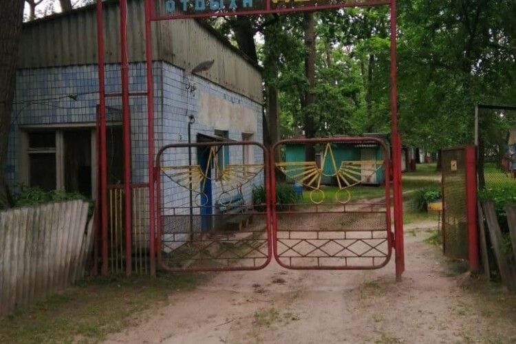 На Київщині двоє дітей провалилися у вбиральні до вигрібної ями: 10-річну дівчинку врятувати не вдалося (Фото) 