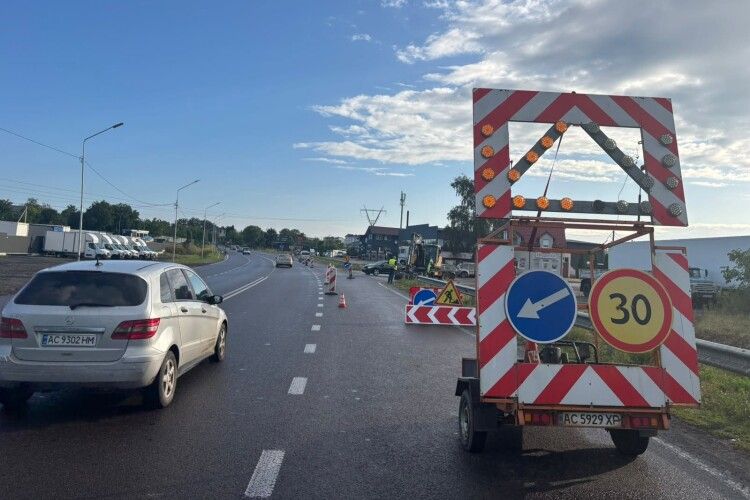 Нові зупинки та острівець безпеки: у Струмівці біля Луцька тривають дорожні роботи