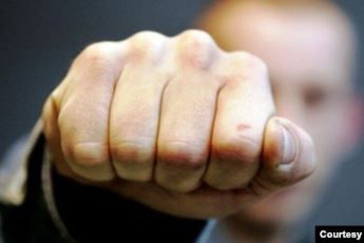 Молодика, який у Луцьку побив поліцейського, взяли під варту