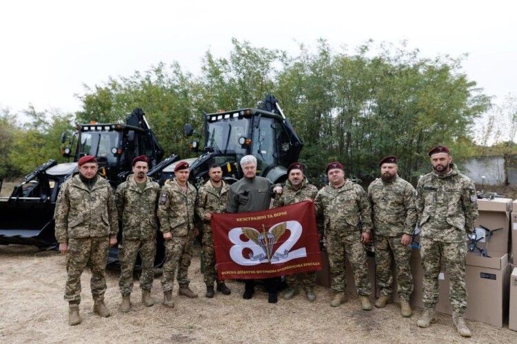 Порошенко привіз десантно-штурмовим підрозділам дрони, квадроцикли і екскаватори