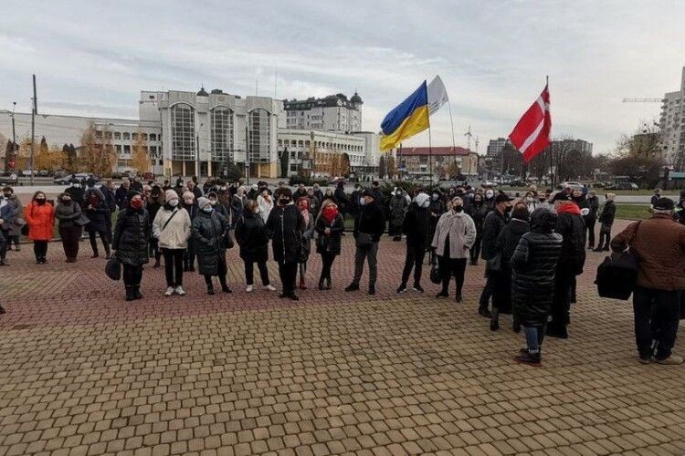 Під стінами Волинської облдержадміністрації підприємці влаштували акцію протесту. Що вимагають