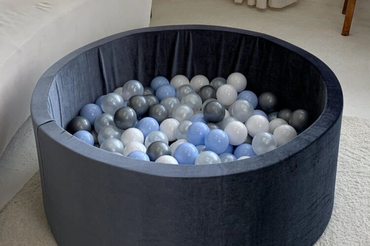 Сухий басейн із кульками тепер допоможе здоров’ю дівчинці Єві з Волині