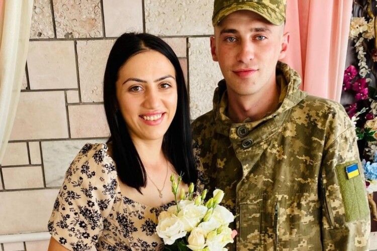 Дві неймовірні пари: у РАЦСі Нововолинська похвалилися, як побралися військові (Фото)