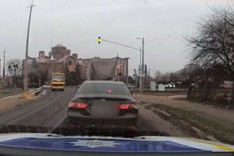 У Луцьку водій маршрутки проїхав на заборонений сигнал світлофора: у салоні були пасажири