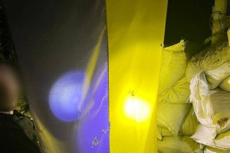 На Київщині чоловік розстріляв прапор України і погрожував поліцейським гранатою