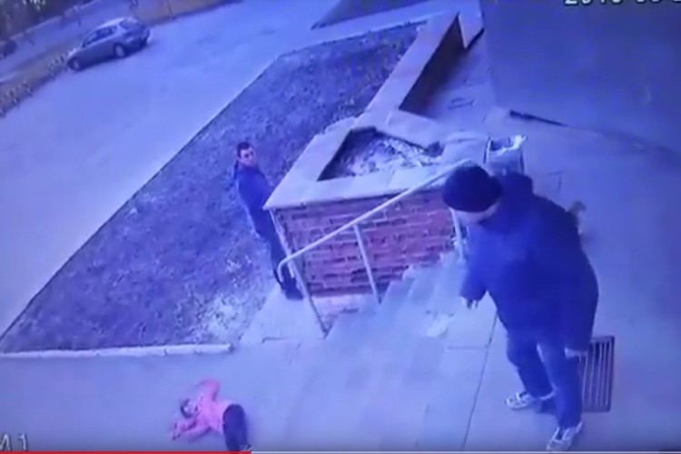 Жахливий інцидент у місті Вараш: батько зіштовхнув доньку з бетонних сходинок (Відео)