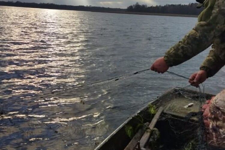 З водойм шацьких озер на Волині витягли браконьєрські сітки