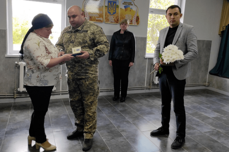 Діти пишаються татом: на Волині дружині полеглого Захисника вручили нагороду коханого (Фото)