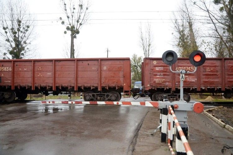 Львівська магістраль закликає водіїв авто дотримуватися правил дорожнього руху на переїздах