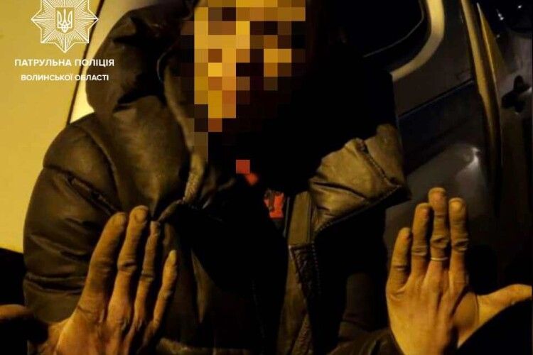У Луцьку помітили підозрілу жінку, яка йшла у брудному одязі та несла у руках рюкзак