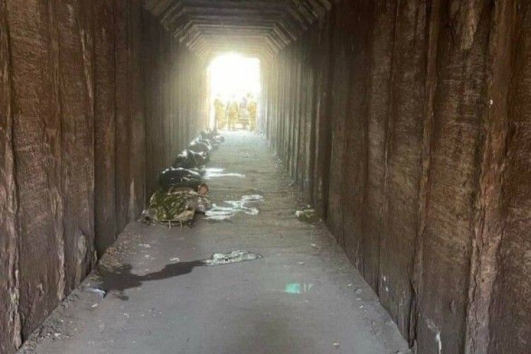На околиці Маріуполя групи зачистки окупантів влаштували пункт збору тіл вбитих людей