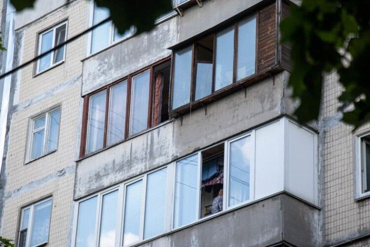 Був у гостях: 20-річний хлопець випав з вікна 12-поверхівки й загинув