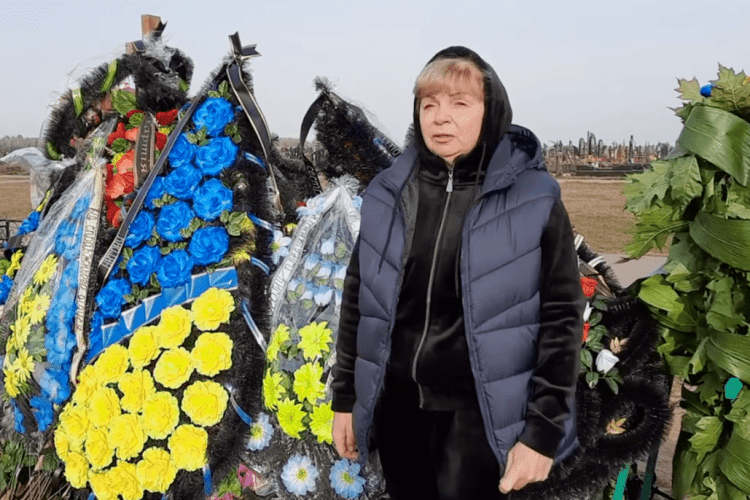 Мати померлого нардепа Полякова записала емоційне звернення на могилі сина