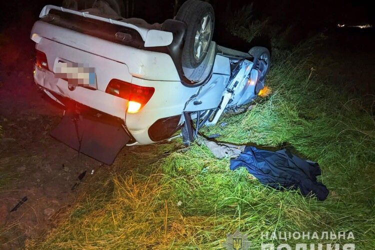 БМВ перекинулася на дах: на Рівненщині в нічній ДТП загинув водій (Фото)