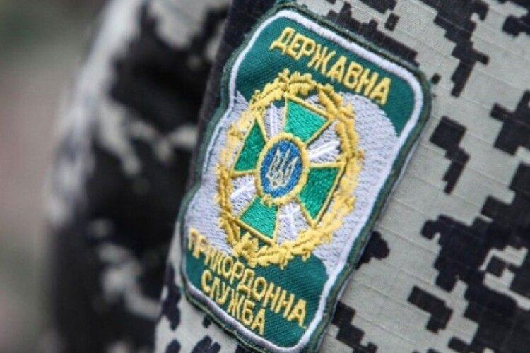 На Волині правоохоронці вилучили в жителя Сумщини пістолет, електрошокер та ніж