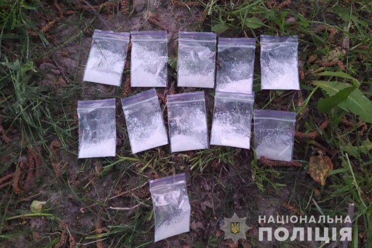 Збували із рук в руки: у Луцьку затримали місцевих наркоторговців 