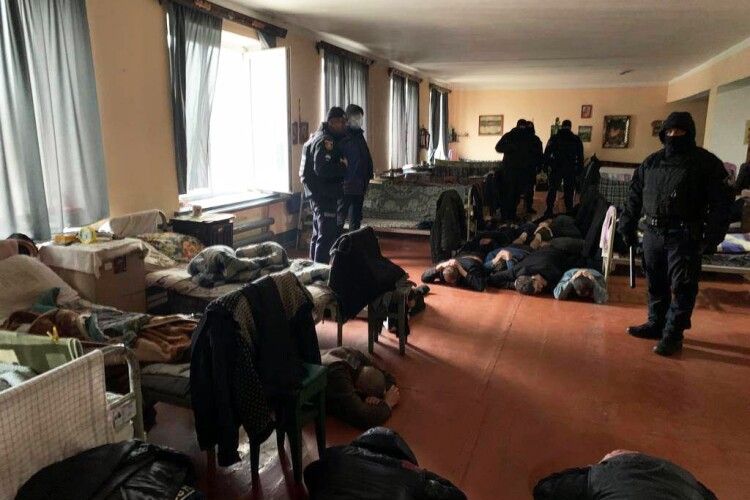 Поліцейські Рівненщини показали, як викрили злочинців-шахраїв у в'язниці (Фото)