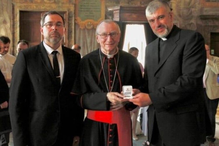 У Ватикані презентували срібну монету, присвячену Україні (Фото)