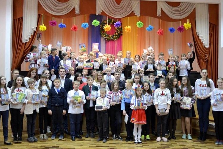 Нагородили переможців другого конкурсу учнівських малюнків «Захисники України - від козаків до сучасності»