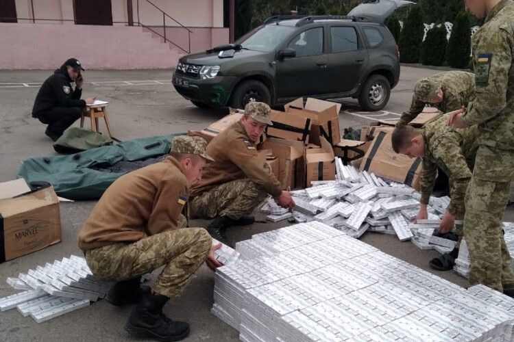 На Волині пприкордонники виявили захованими 32 ящики сигарет