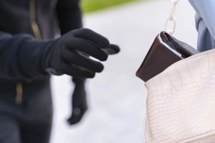 У Луцьку затримали рецидивіста, який поцупив гаманець із доларами